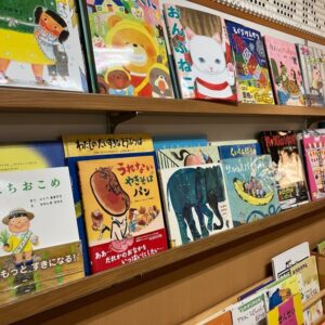 当園自慢の“ぐにゃぐにゃ本棚”